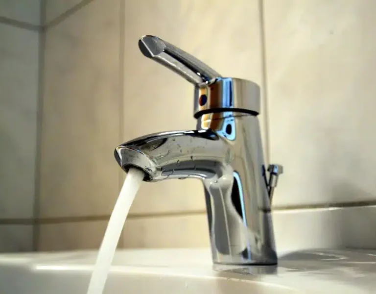 In der Stadt Sinzig kommt zur Zeit Trinkwasser, dem Chlor beigemischt wurde.