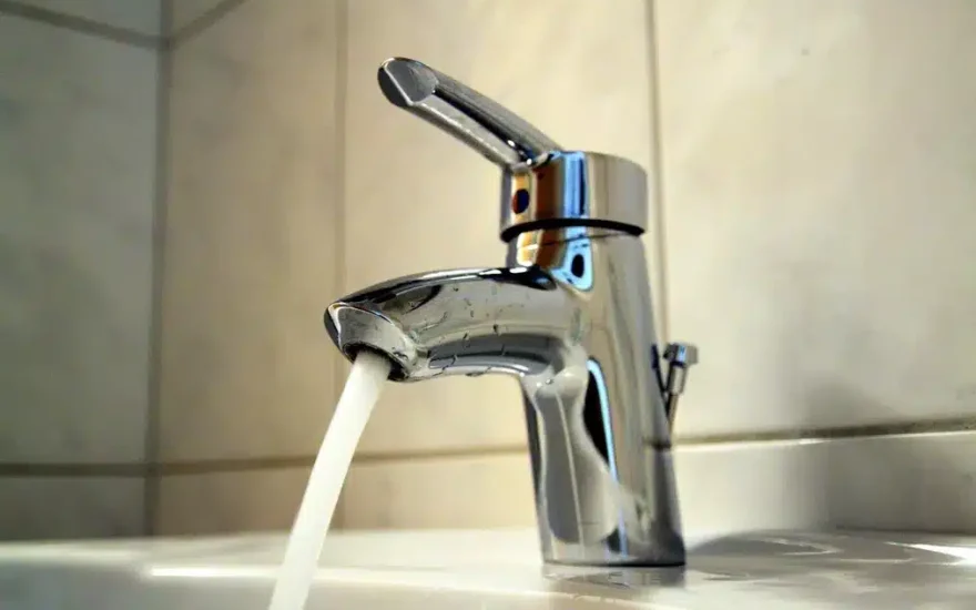 In der Stadt Sinzig kommt zur Zeit Trinkwasser, dem Chlor beigemischt wurde.